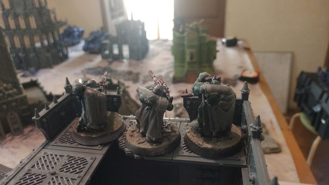 Eliminators dos Dark Angels posicionados no alto de uma ruína