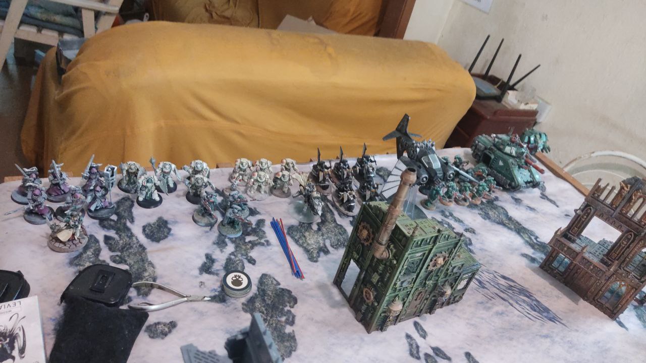 Exército Dark Angels posicionado na mesa antes da partida