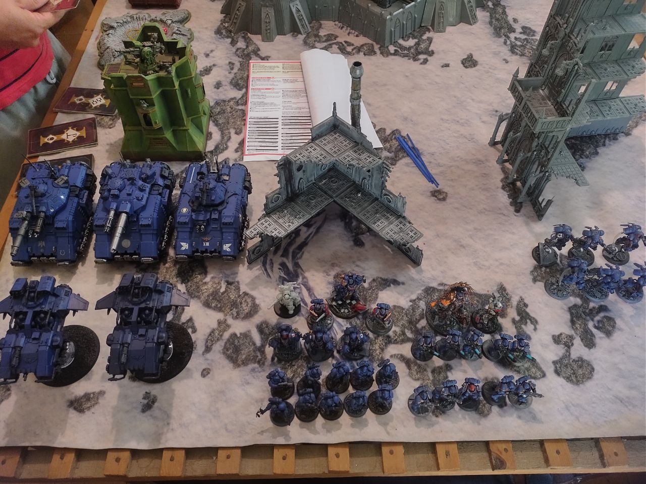 Exército Ultramarines posicionado na mesa antes da partida