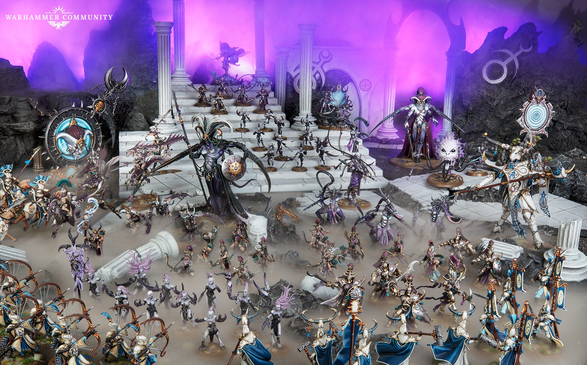 Miniaturas de Hedonistas de Slaanesh posicionadas em cenário