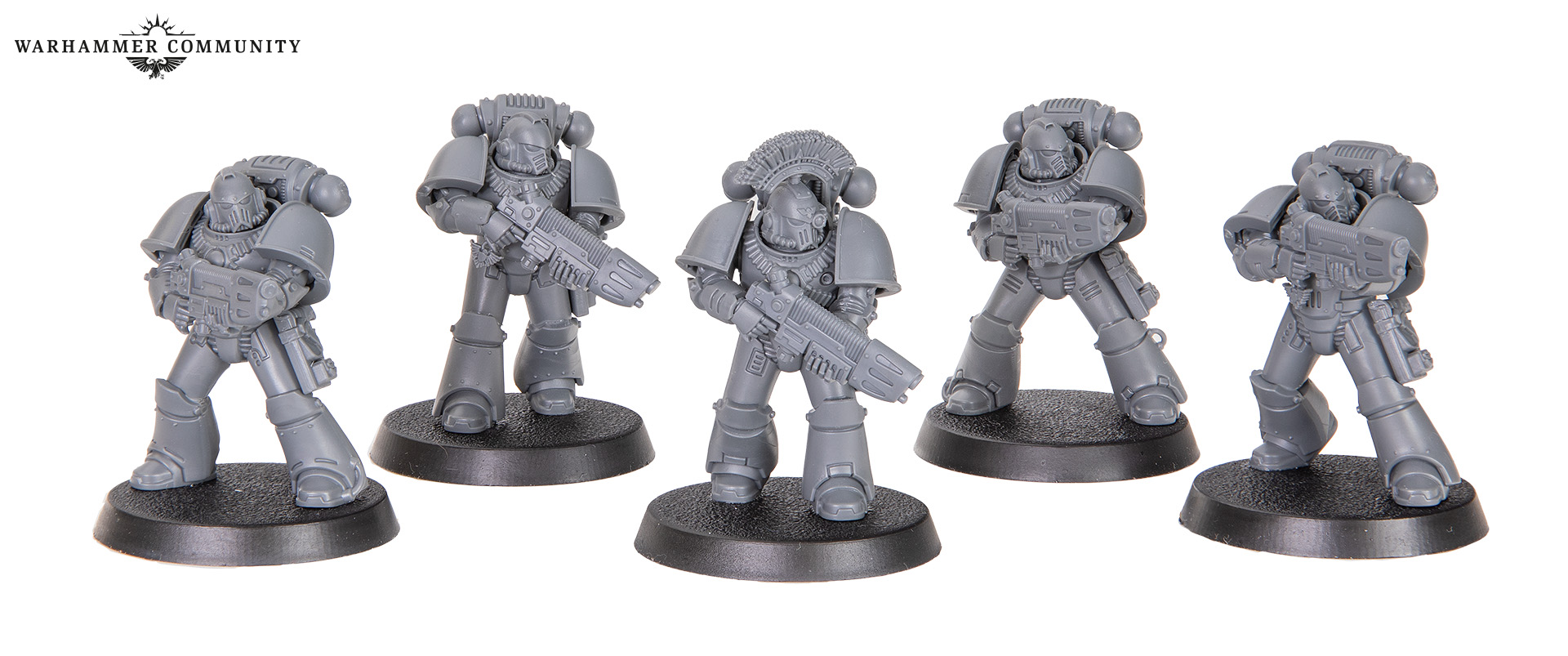 Fuzileiros Espaciais MkIV de um Esquadrão Tático Veterano empunhando bolters