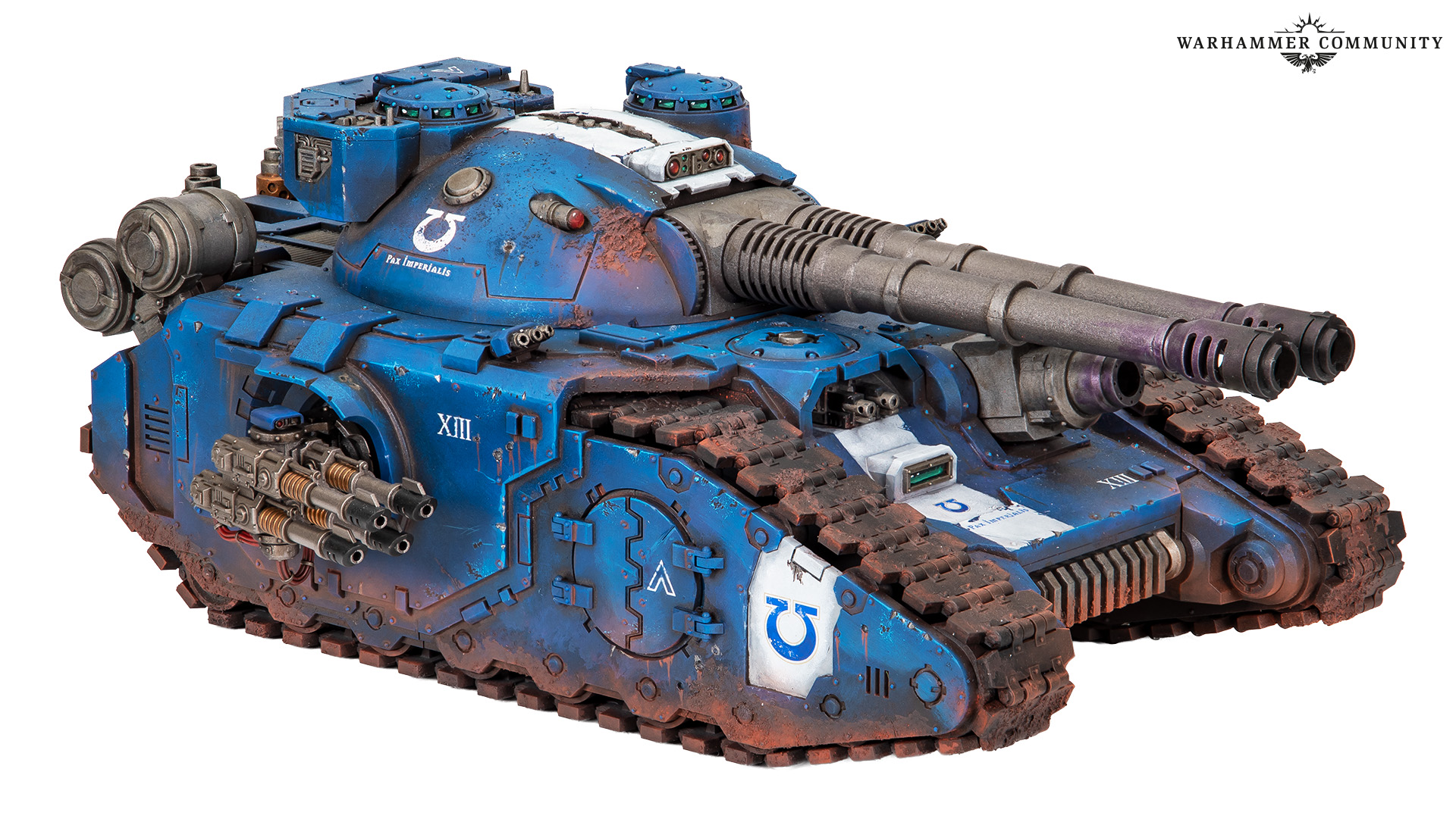 Carro de combate Fellblade dos Ultramarines com poeira e terra vermelha nas lagartas, pintado por Chris